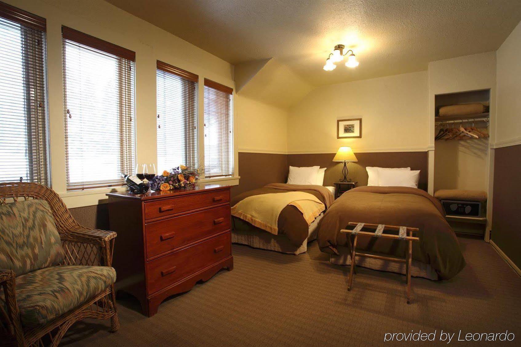 Deer Lodge Лейк-Луиз Номер фото
